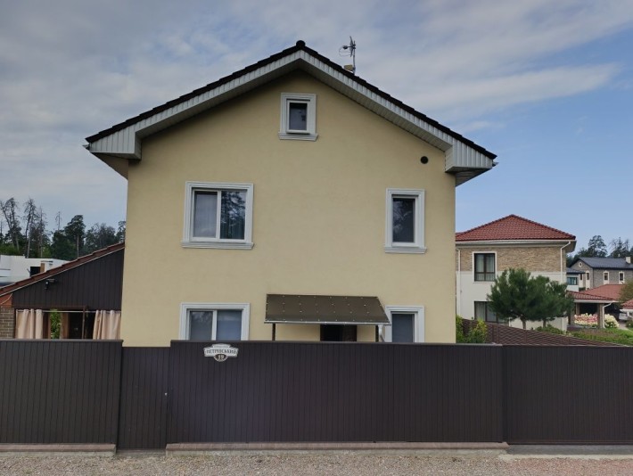 Автононий будинок з 4 спальнями, хол з каміном, тераса, парковка - фото 1