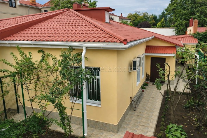 Двухкомнатный дом в закрытом кооперативе на ул. Костанди. - фото 1