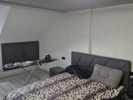 Здається 2 кімнатна на короткий термін.  1-2 місяці. Мукачево