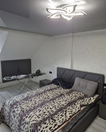 Здається 2 кімнатна на короткий термін.  1-2 місяці. - фото 1