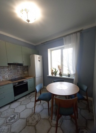 Вул Київська здам гарну нову 2 к квартиру паркомісце дворик - фото 1