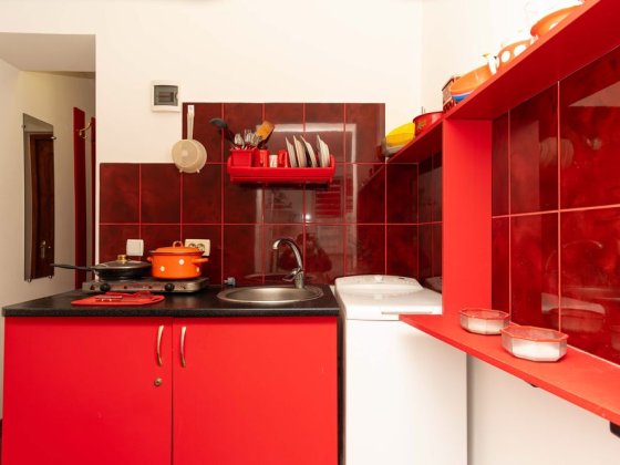 Тепло є  завжди .Можна потижнево і з малим песиком .Велес (KFC) ,Метро Ивано-Франковск