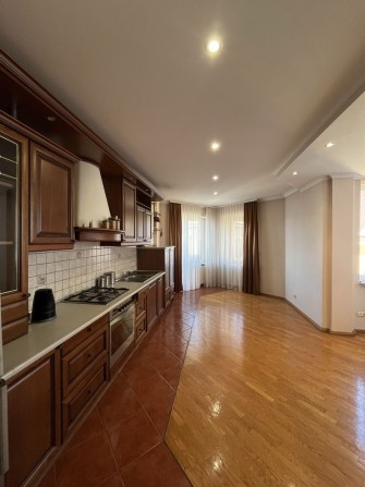 ОРЕНДА! Простора 3 -кімн. квартира  на вул.Крилова - фото 1