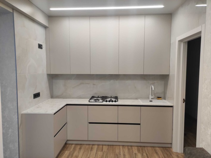 Оренда 1-кімнатної квартири з ремонтом в новобудові, вул. Привокзальна - фото 1