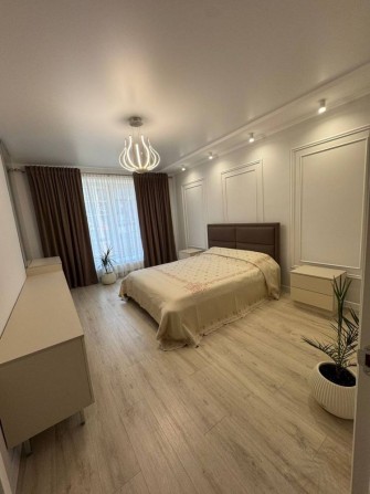 Оренда 2-кімнатної квартири в центрі з паркомісцем - фото 1