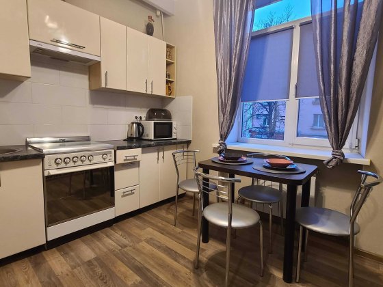 Центр, вул. Соборності, зуп. Стадіон за 15000 + ком. посл Полтава