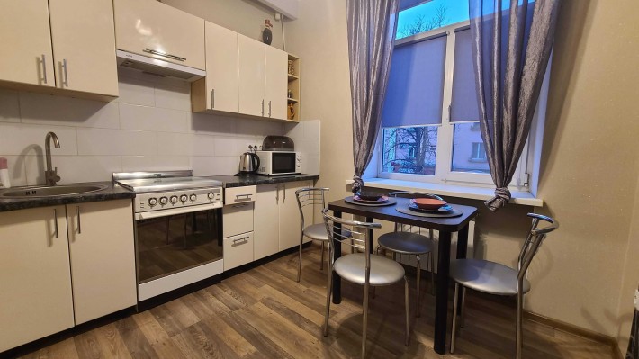 Центр, вул. Соборності, зуп. Стадіон за 15000 + ком. посл - фото 1