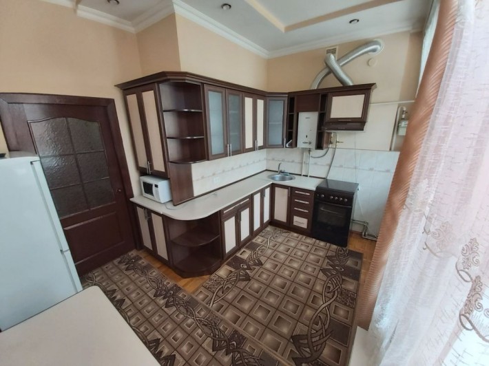 Здам в центрі 1 кімнатну біля Ратуші - фото 1