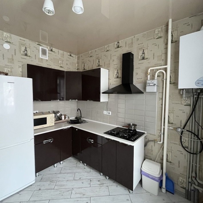 Новобудова на Россошенцях парковка у дворі - фото 1