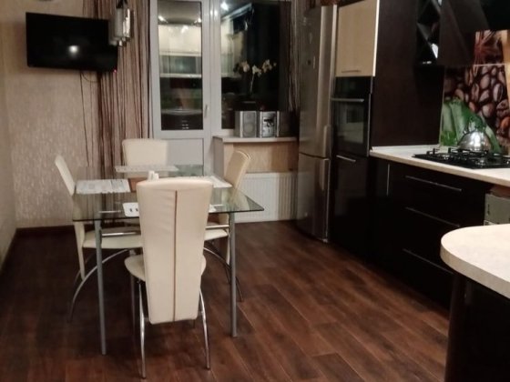 Здається  велика квартира з ремонтом та меблями. Сумы