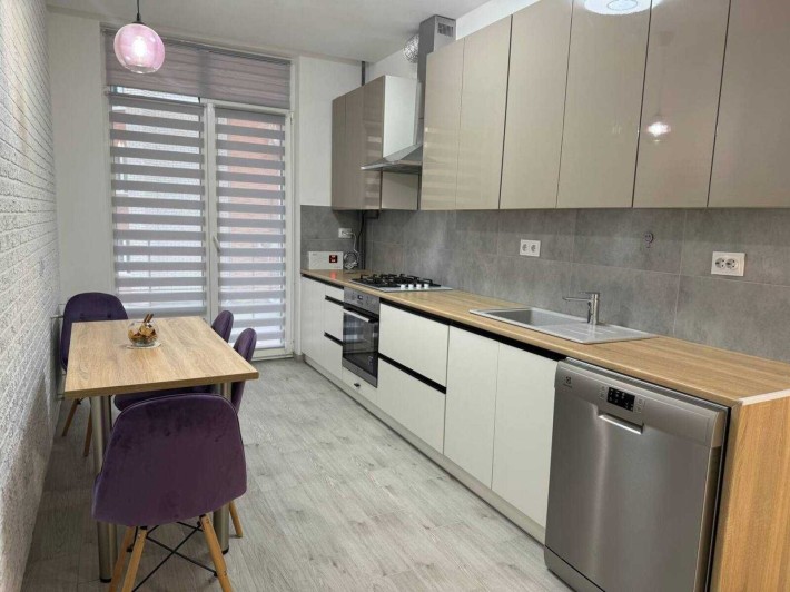 Оренда 2 кімнатної квартири з власним паркінгом - фото 1