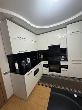 Здається в оренду 1 кімната квартира по вул Злуки 18 - фото 1