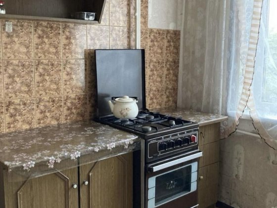 Вільна з 12 лютого 2 окремі кімнати поруч  зупинка Полтава