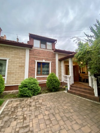 Ексклюзивна 3 кім квартира в центрі міста з власним двором - фото 1