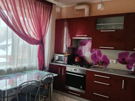 2 кімнатна квартира,є 2 паркомісця, євроремонтом,закритий двір Винница