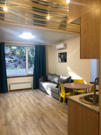 Сдаётся студия в р-не Нагорки с ремонтом. - фото 1