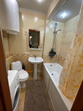 Сдаю 1комн.кв.Центр Южного мрн-а.Новострой.Евроремонт.меб,техника - фото 1