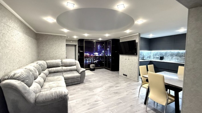 Аренда трехкомнатной студии с новым ремонтом в центре Бабурки - фото 1