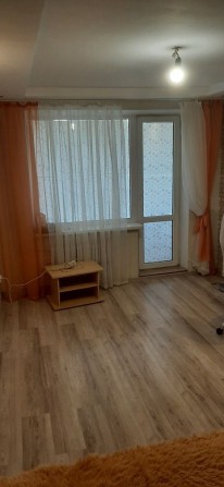 Сдам 2 комнатную квартиру  на  Коммунаре. - фото 1