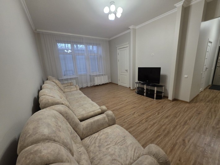 Здам в оренду  3 кімнатну квартиру в центрі міста.   Вул. Театральна. - фото 1