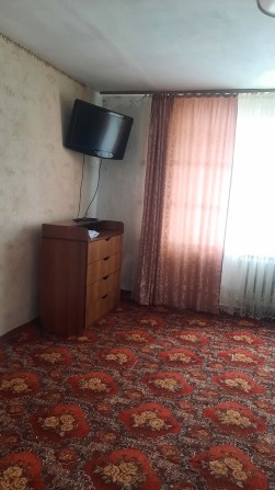 Сдаю 2к.кв пр.Мира пл.Победы,2эт,можно с ребенком,интернет оптоволокно - фото 1