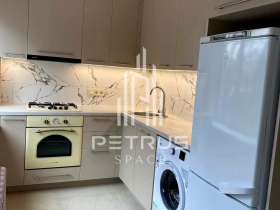 Киев        Привокзальная ул., 8 Київ