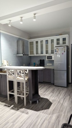 Кухня-студия+ спальня ЖК  Санторини, 10 Фонтана, МОРЕ - фото 1