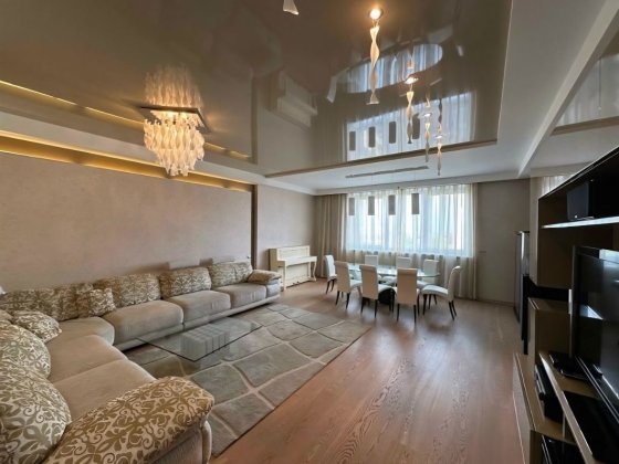 Сдаётся видовая квартира для большой семьи на проспекте Науки 23