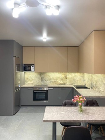 Сдам в оренду 2 - х кімнатну квартиру з сучасним ремонтом - фото 1