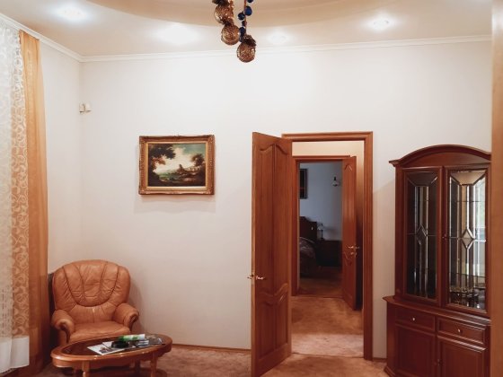 3 ком.,Дм.Яворницкого 69 , 100 м2,красивый ремонт,2 этаж, ЦЕНТР города Днепр