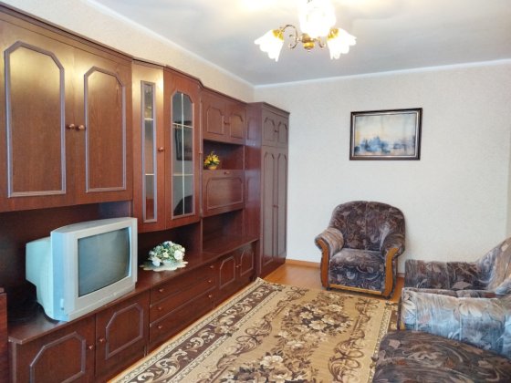 Здам затишну 2-х квартиру – перший будинок від метро Чернігівська. Киев