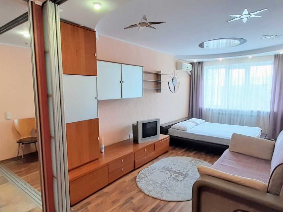 Очень тёплая.Ивасюка  35 ,метро Минская Киев