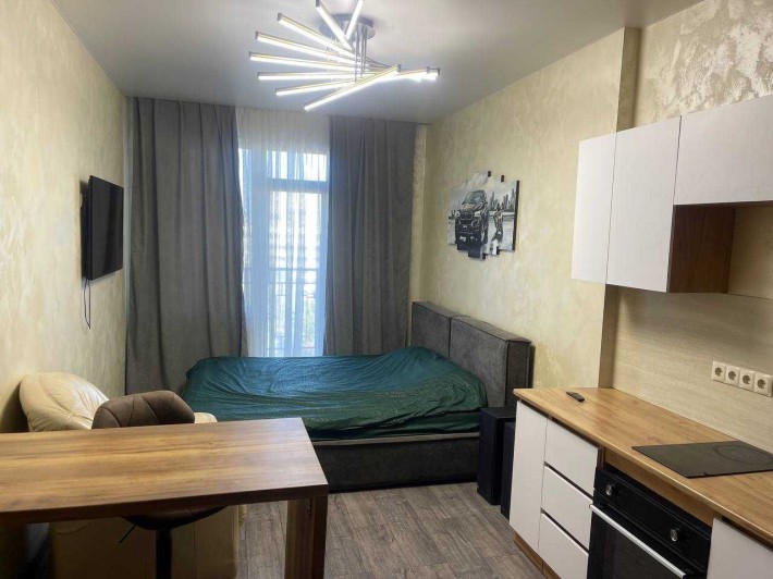 Сдам студию с балконом ЖК Родос Аркадия ремонт мебель - фото 1