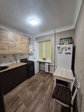 Продам  2 комнатную квартиру в центре - фото 1