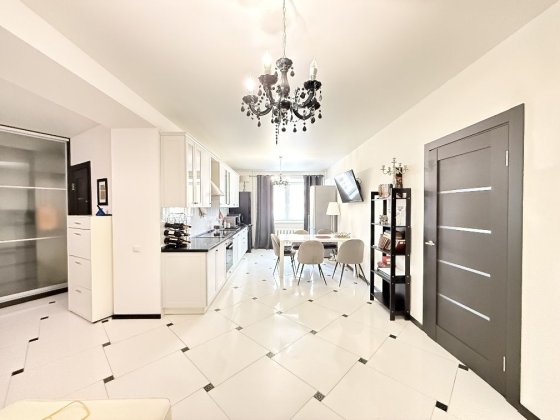 Метро «Харківська», вул. Вишняківська, теплий цегляний будинок. Київ