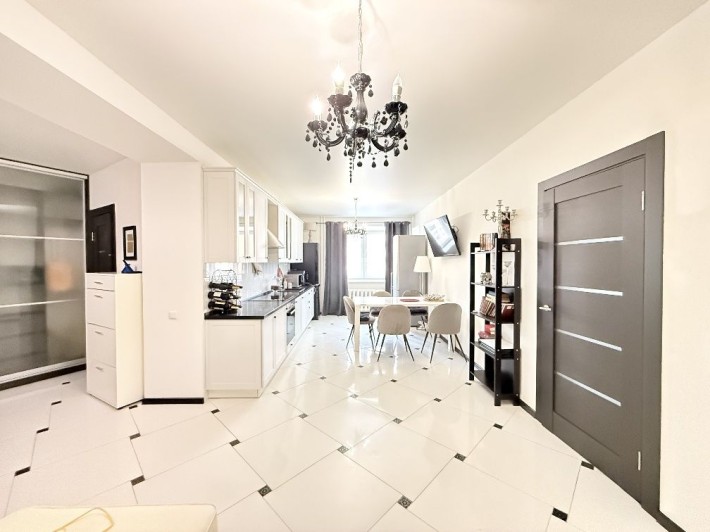 Метро «Харківська», вул. Вишняківська, теплий цегляний будинок. - фото 1