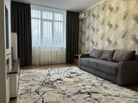 Здається однокімнатна квартира ! метро Чернігівська! Киев