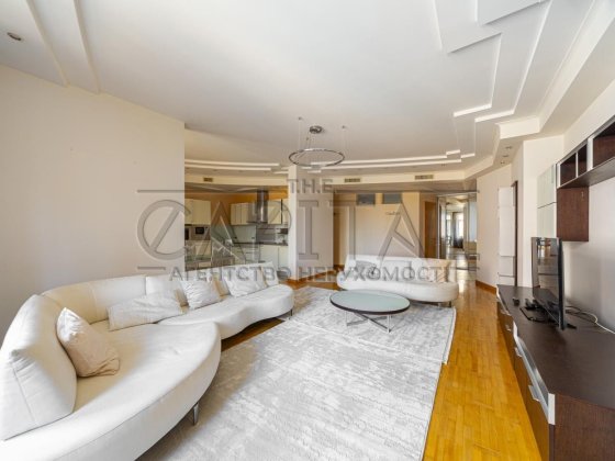 Оренда 3к/квартира з сауною/Центр 3й поверх/5 хвилин до метро Київ