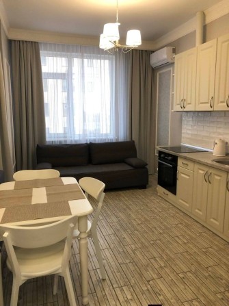 Сдам длит стильную квартиру в центре ЖК 16 Жемчужина на Асташкина - фото 1