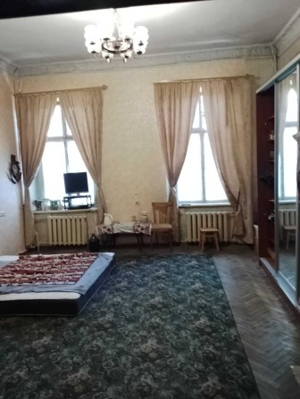 Продам просторную комнату в коммуне в крепком доме. Центр. - фото 1