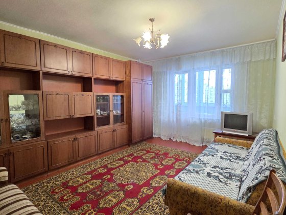 Здається 3к квартира біля м. Харьківська Киев