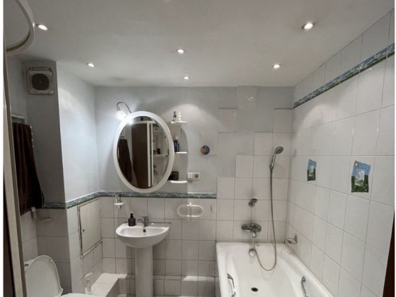 Без комісііі. Власник. Здам 2 кімн. Мілютенко,17Б Газ Киев