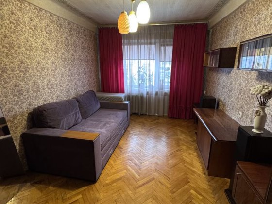 Здається в 3-кімнатній квартирі 2 кімнати ( спальня та зал) Киев