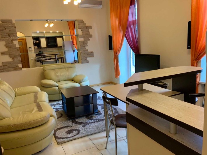 Майдан Незалежності, Хрещатик 2 хвилини, вул. Софіївська 4, - фото 1