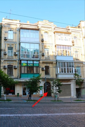 Оренда 2 кімнатної роздільної квартири 90м². Центр. Біля метро. - фото 1