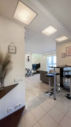 БЕЗ КОМІСІЇ! Стильна 2-кімнатна квартира за 100 м від метро Печерська - фото 1