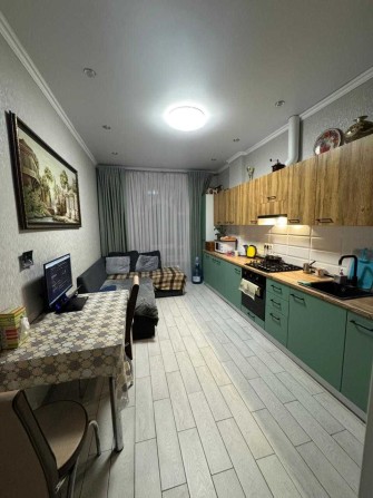 Сдам квартиру в ЖК,,Клаб  Марин. Кухня-студия + спальня, гардеробная. - фото 1