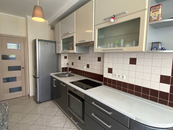 Є генератор(вода,опалення,ліфт) 2 кімн квартири, вул.Ужвій, 7 поверх Київ