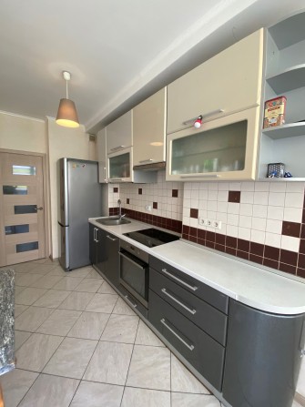 Є генератор(вода,опалення,ліфт) 2 кімн квартири, вул.Ужвій, 7 поверх - фото 1