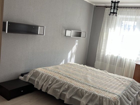 Пчілки 2-б ,Драгоманова,  Пчелки, Позняки есть вода,   и тепло всегда Київ